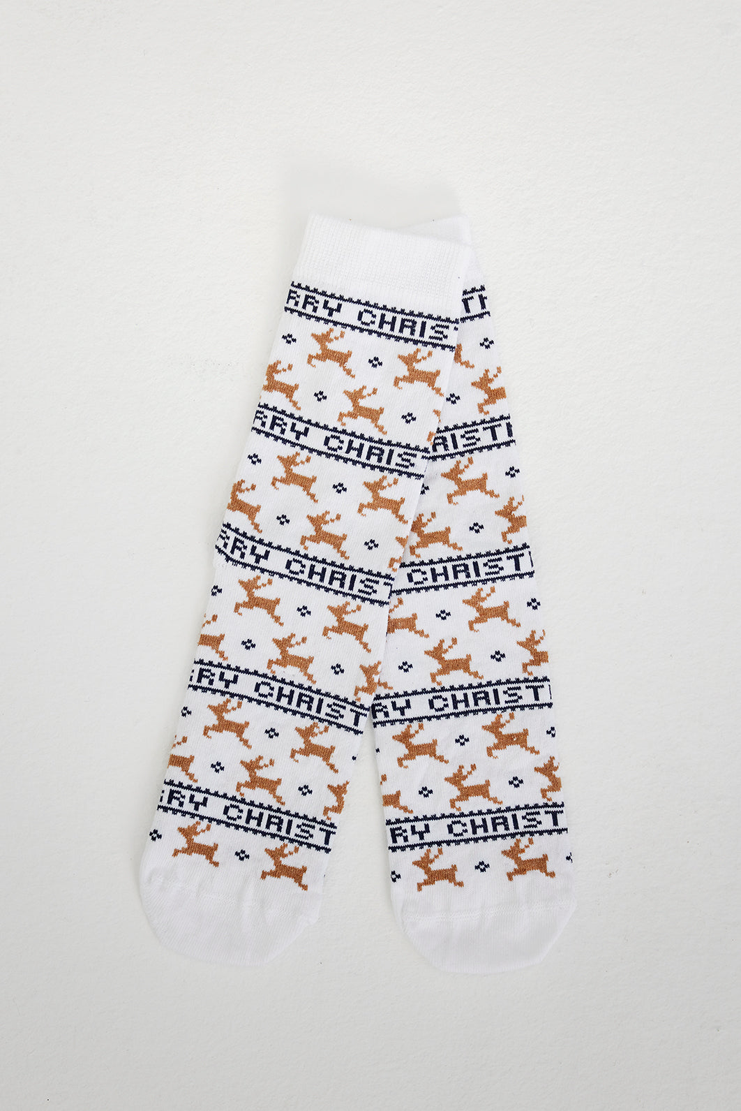 Witte kerstsokken met rendieren erop.